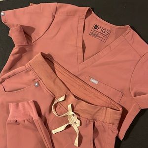 Figs. Small top and bottom. Jogger and one pocket top. Mauve